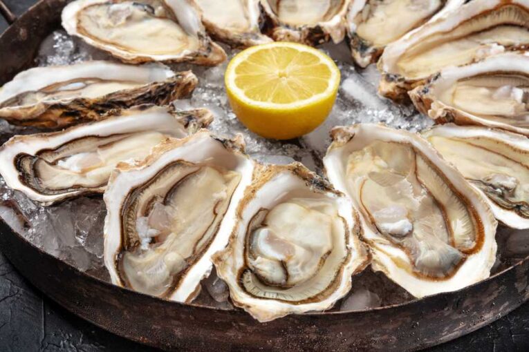 Oysters,Close-up.,A,Dozen,Of,Raw,Oysters,On,A,Platter